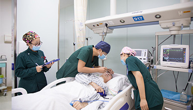 在女人堆里奋斗的男人