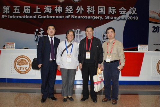 上海蓝十字脑科CEO朱敏及唐镇生院长和与会专家合影