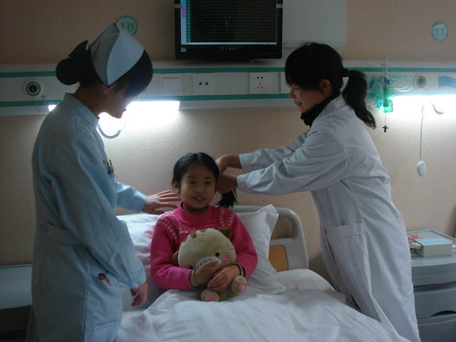 在护士的爱心呵护下,小朋友接受脑电图监测