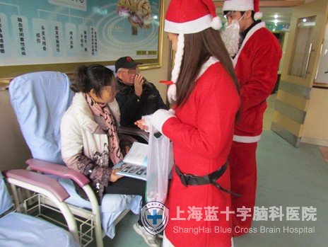 “圣诞老人”现身蓝十字与患者欢度圣诞