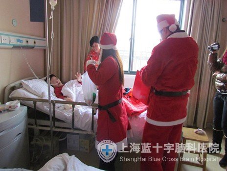 “圣诞老人”现身蓝十字与患者欢度圣诞