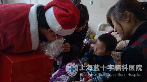 “圣诞老人”现身蓝十字与患者欢度圣诞