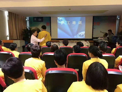 上海蓝十字脑科医院严格规范护工管理开展上岗培训