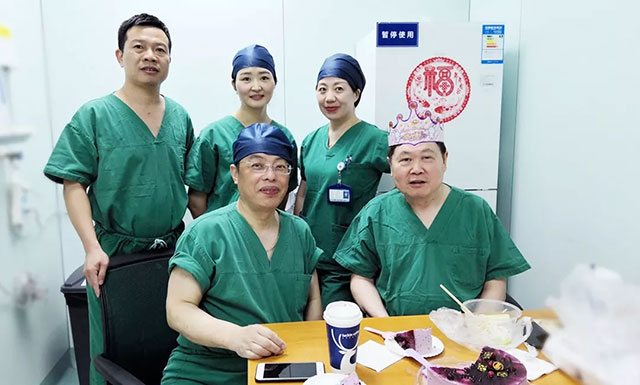 李士其教授意外惊喜:“真没想到,今天给我过生日!”