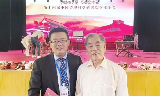 图:中国管理科学研究院常务副院长卢继传教授(右)与朱敏在开幕式现场合影。