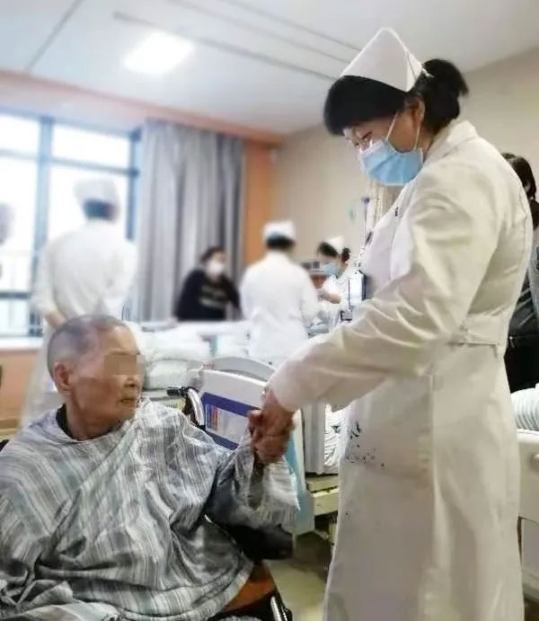 在这里,87岁多发性腔梗老妈变得 “容光焕发” ——守护好这些特殊的病患,需要优秀的护理团队