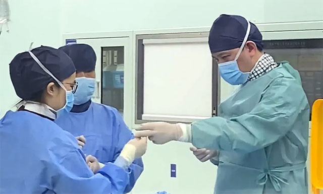 张琪博士团队正在手术DSA准备