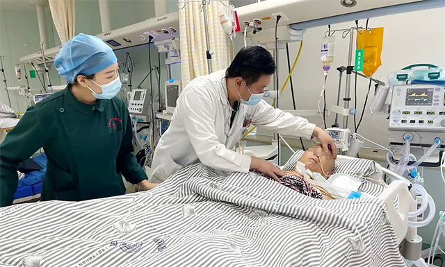 团队骨干查峰医生为元老伯查体