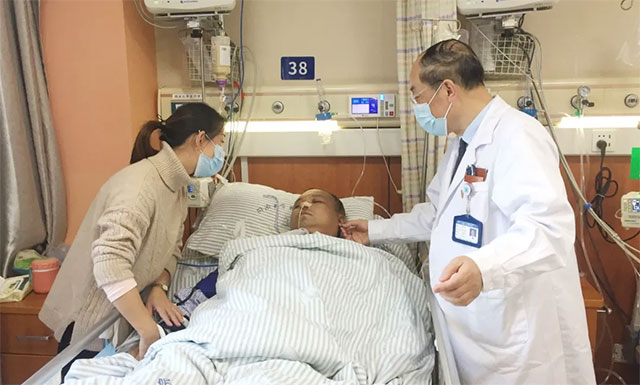 潘主任每天都会来探望小莫,并向小莫介绍其恢复情况