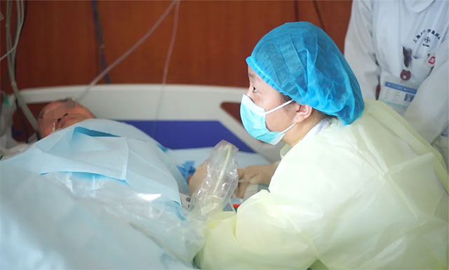 李楠楠护士长正在为患者进行PICC置管