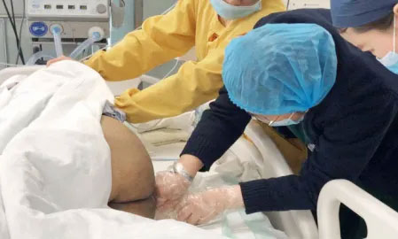 张秀娟护士长在指导伤口护理