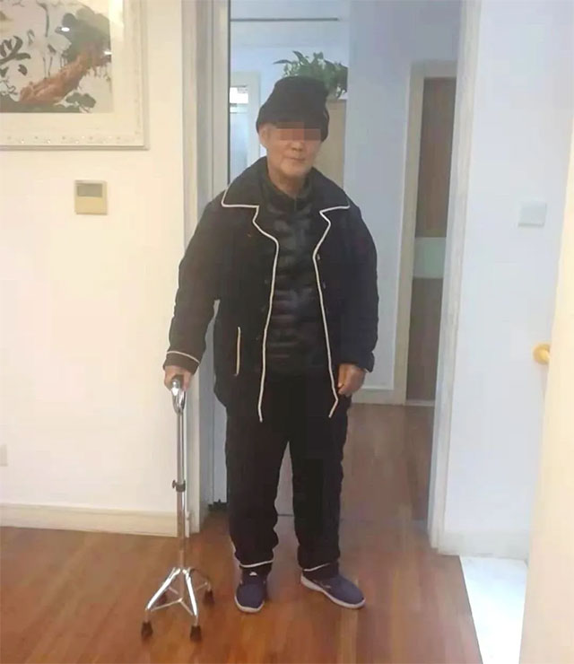 因为患者年事已高,为防跌倒尽量拄拐慢行
