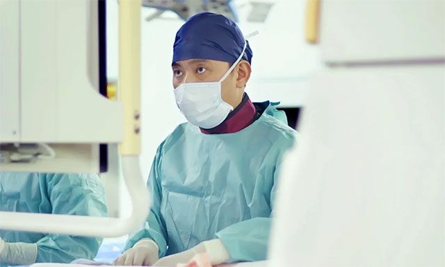 张琪博士在进行DSA手术