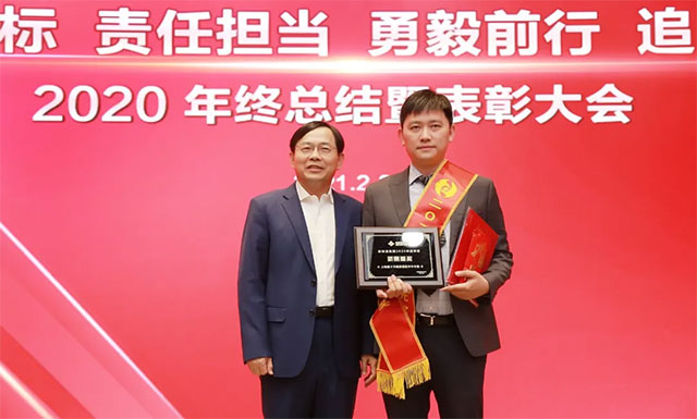 2月3日蓝生脑科年终总结表彰大会上,董事长卓立强为卒中中心主任张琪博士颁发荣誉奖牌