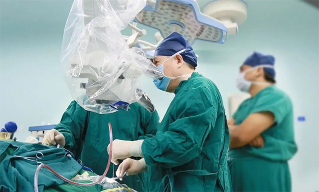李士其教授正在为患者手术
