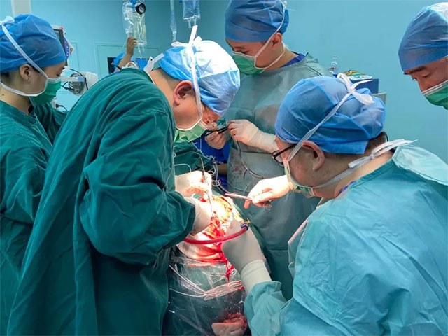 李士其教授(右二)正聚精会神为患者手术