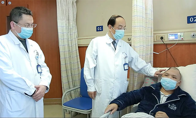 潘主任就颅骨修补手术与小莫沟通