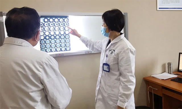 周君主任分析患者病情,并制定完善的治疗方案