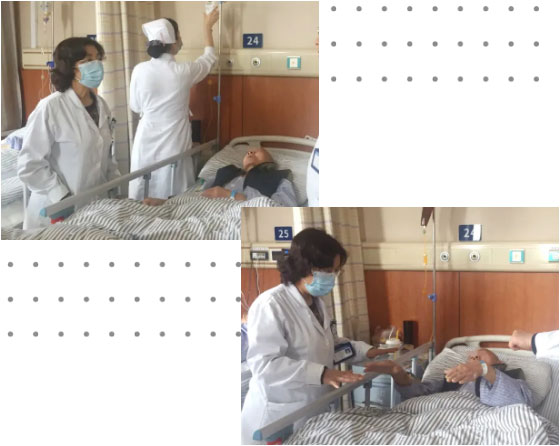 张静波主任在检查患者