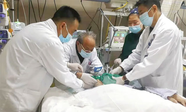 张庆成博士团队在抢救病人