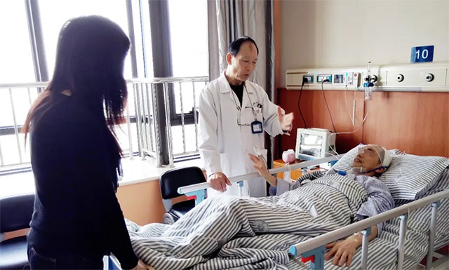 侯增欣主任查房