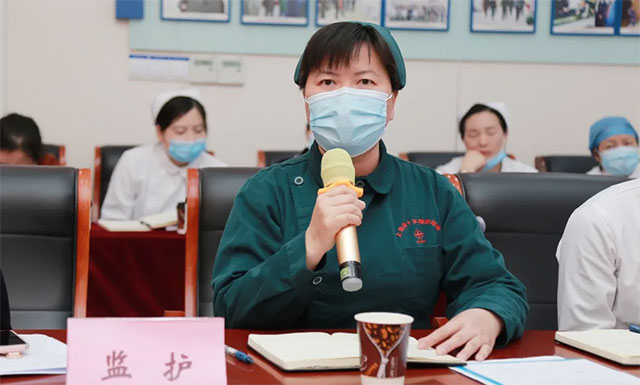 监护室护士长代表潘水云发言