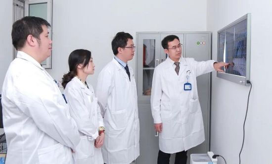 图:医院 头部伽玛刀组医生团队正在读片。