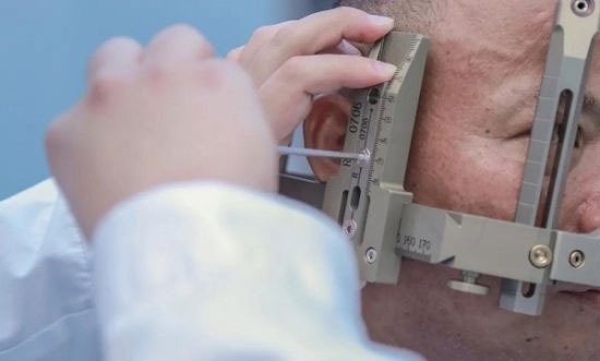 图:患者接受伽玛刀治疗。