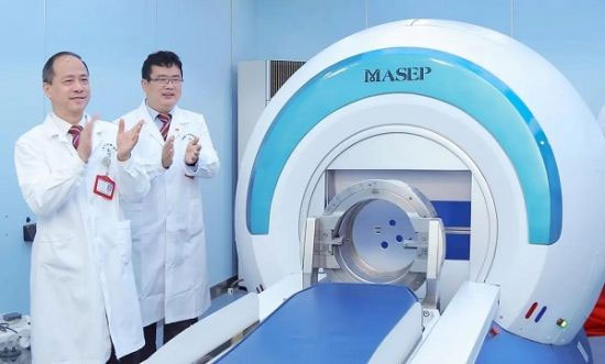 图:上海蓝十字脑科医院党支部书记朱敏(右)、院长项耀钧希望添置的医疗利器能够更好地为病人服务。