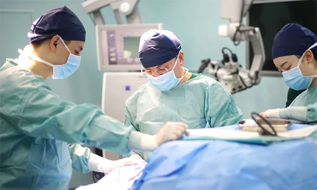 吴治群博士手术中