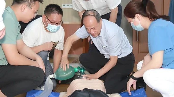 迎接 8.19 第四个中国医师节,我院举行全员心肺复苏 CPR 培训