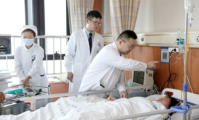 竞学砺精兵 “对决”展风采 ︱ 上海蓝十字脑科医院张静波主任、卢云鹤博士挺进蓝生脑科首届科主任三级医师查房决赛